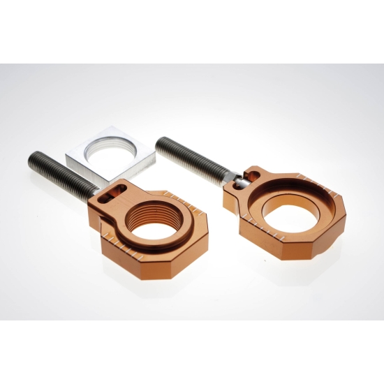ACCEL NAPINACZ TYLNEJ OŚKI ZE ŚRUBĄ KTM SX/SXF 125-450 '13-19, HUSQVARNA TC 125/250 / FC 250/350/450 '15-18 (ŚR. 25MM) KOLOR POMARAŃCZOWY (KPL. 2SZT)