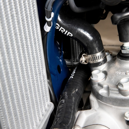 X-GRIP SILIKONOWE WĘŻE/PRZEWODY CHŁODNICY KTM EXC 250/300 TPI '20-'23, HUSQVARNA TE/TEI 250/300 TPI '20-'23 ,GAS-GAS EC 250/300 TPI '20-'23 KOLOR CZAR